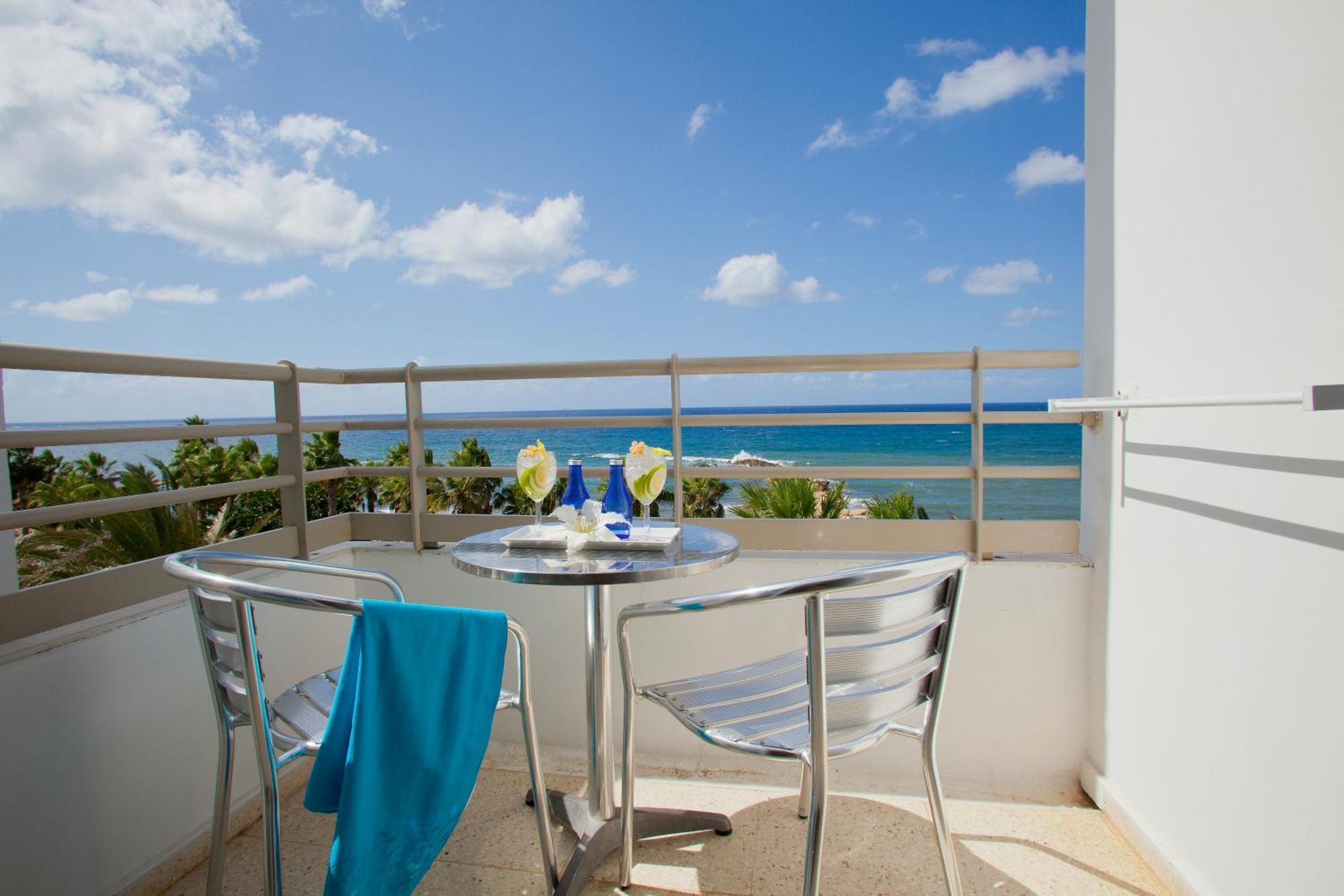 Camera Familiare con Porte Scorrevoli e Vista Mare